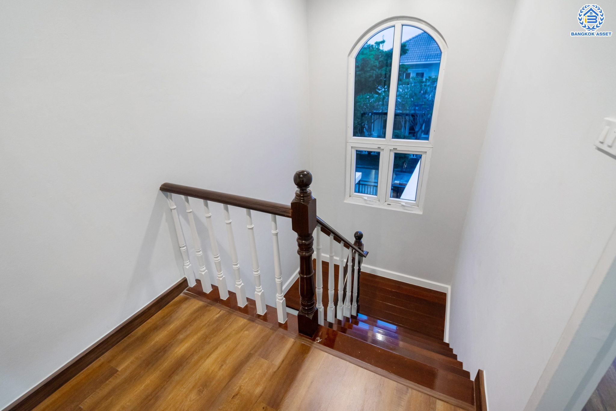 บ้านมือสองตกแต่งใหม่ ม.ธันยบดี บางใหญ่-กาญจนาฯ บ้านเดี่ยวหลังใหญ่ เนื้อที่ 56 ตร.ว. ฟังก์ชัน 4 ห้องนอน 3 ห้องน้ำ จอดรถได้ 2 คันบนทำเลคุณภาพ หน้าโครงการติดถนนกาญจนาฯ ใกล้เซ็นทรัลเวสต์เกต ทางด่วน และรถไฟฟ้าสายสีม่วง "สถานีตลาดบางใหญ่"